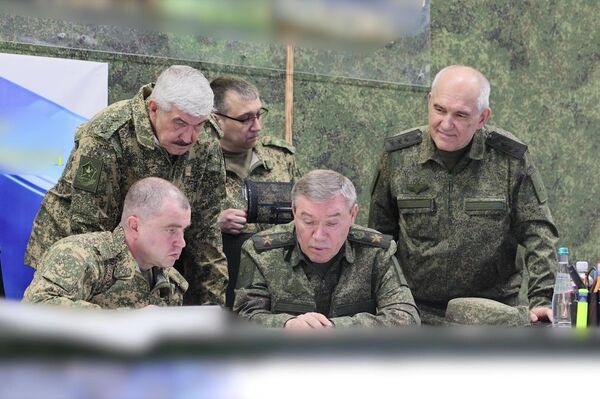 Начальник Генштаба ВС РФ Валерий Герасимов проинспектировал работу группировки Запад - Sputnik Казахстан