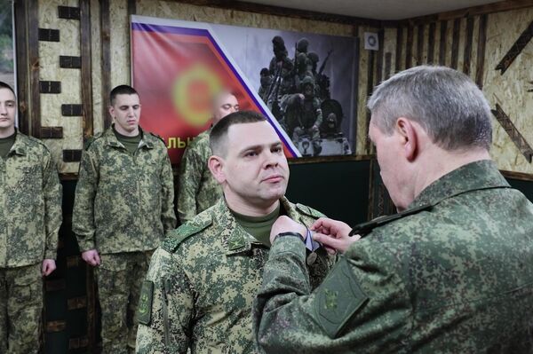 Начальник Генштаба ВС РФ Валерий Герасимов вручил госнаграды наиболее отличившимся военнослужащим группировки Запад - Sputnik Казахстан
