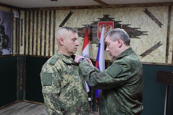 Начальник Генштаба ВС РФ Валерий Герасимов вручил госнаграды наиболее отличившимся военнослужащим группировки Запад - Sputnik Казахстан