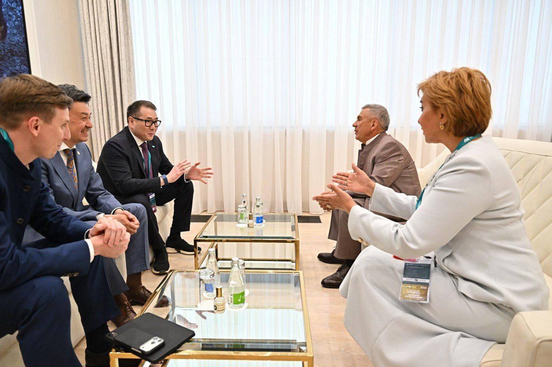 Министр торговли и интеграции Казахстана Арман Шаккалиев и раис Татарстана Рустам Минниханов - Sputnik Казахстан, 1920, 16.05.2026