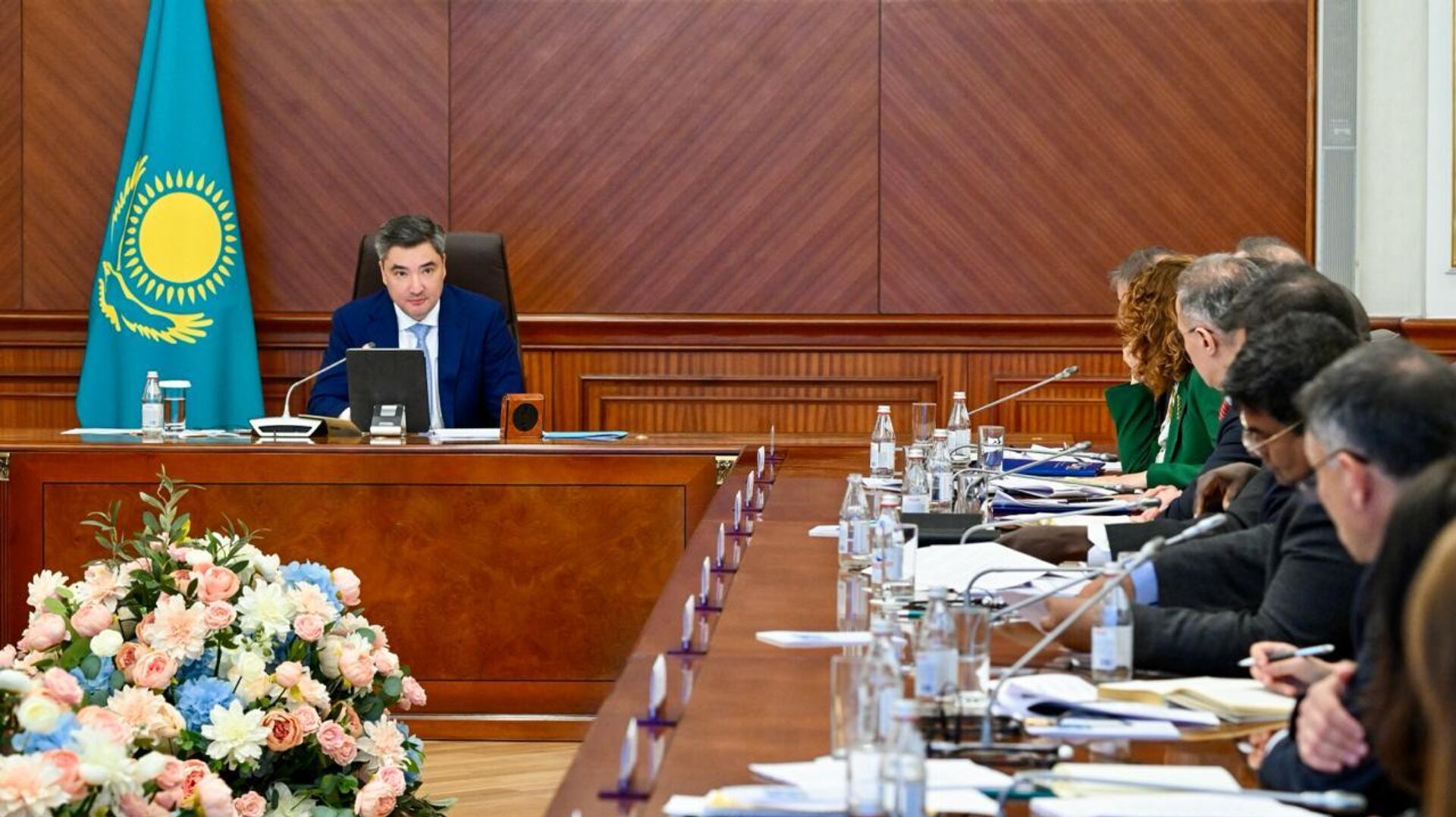 Премьер Казахстана Олжас Бектенов провел встречу с международными экспертами во главе с директором Всемирного банка по Центральной Азии  - Sputnik Казахстан, 1920, 16.05.2026