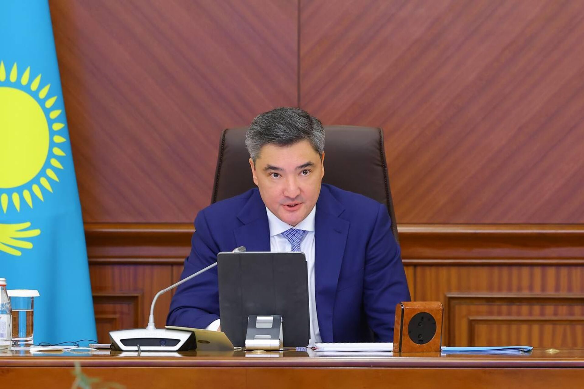 Премьер Казахстана Олжас Бектенов провел встречу с международными экспертами во главе с директором Всемирного банка по Центральной Азии  - Sputnik Казахстан, 1920, 16.05.2026