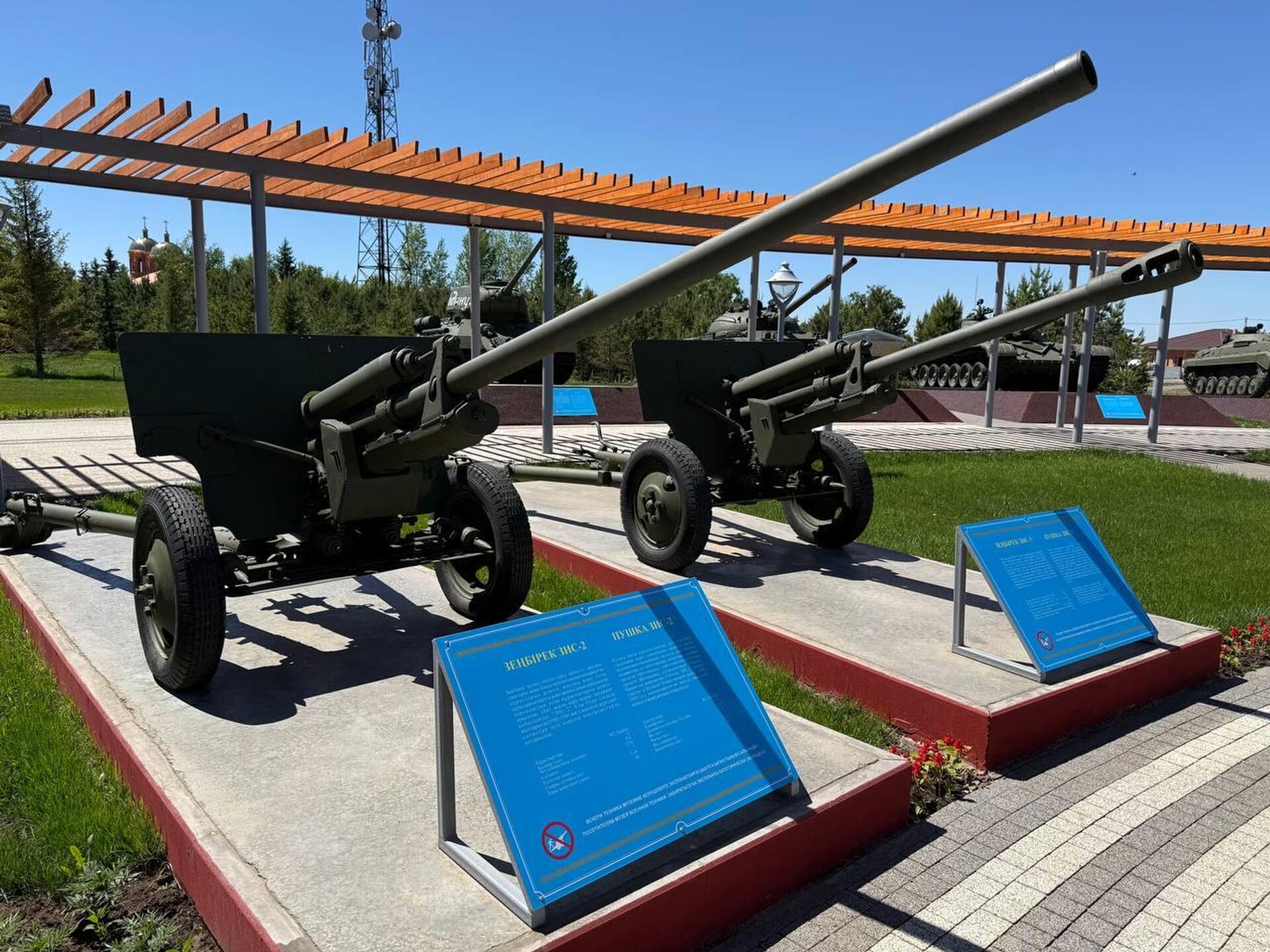 Пушки ЗИС-2 и ЗИС-3 Пушки ЗИС-2 и ЗИС-3 - Sputnik Казахстан, 1920, 18.05.2026