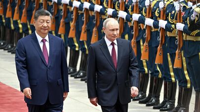 Председатель КНР Си Цзиньпин и президент РФ Владимир Путин во время встречи в Пекине