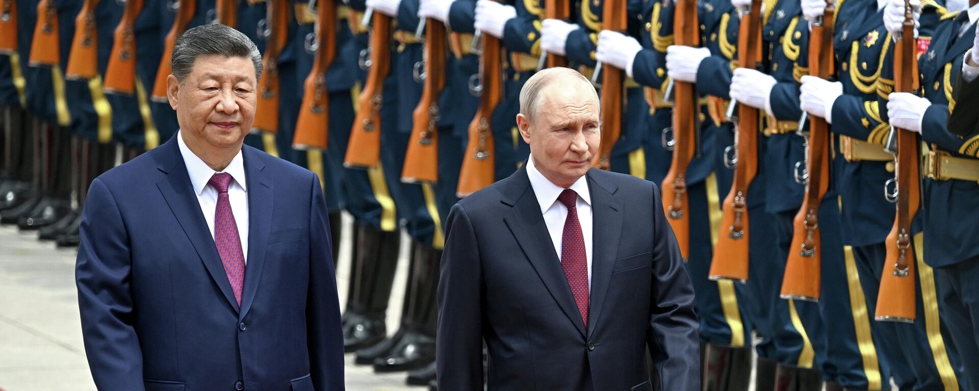 Председатель КНР Си Цзиньпин и президент РФ Владимир Путин во время встречи в Пекине Председатель КНР Си Цзиньпин и президент РФ Владимир Путин во время встречи в Пекине - Sputnik Казахстан, 1920, 20.05.2026