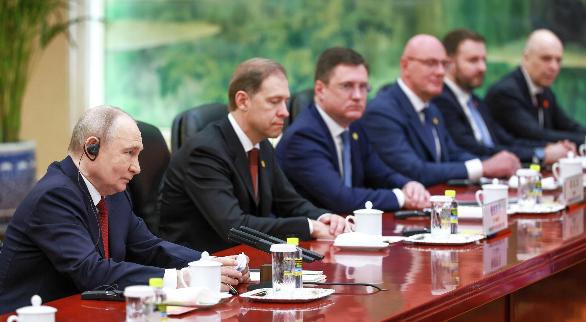 Президент РФ Владимир Путин во время переговоров с председателем КНР Си Цзиньпином в Доме народных собраний в Пекине Президент РФ Владимир Путин во время переговоров с председателем КНР Си Цзиньпином в Доме народных собраний в Пекине - Sputnik Казахстан, 1920, 20.05.2026