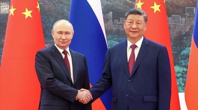  Президент РФ Владимир Путин и председатель КНР Си Цзиньпин во время совместного фотографирования в рамках встречи в Пекине