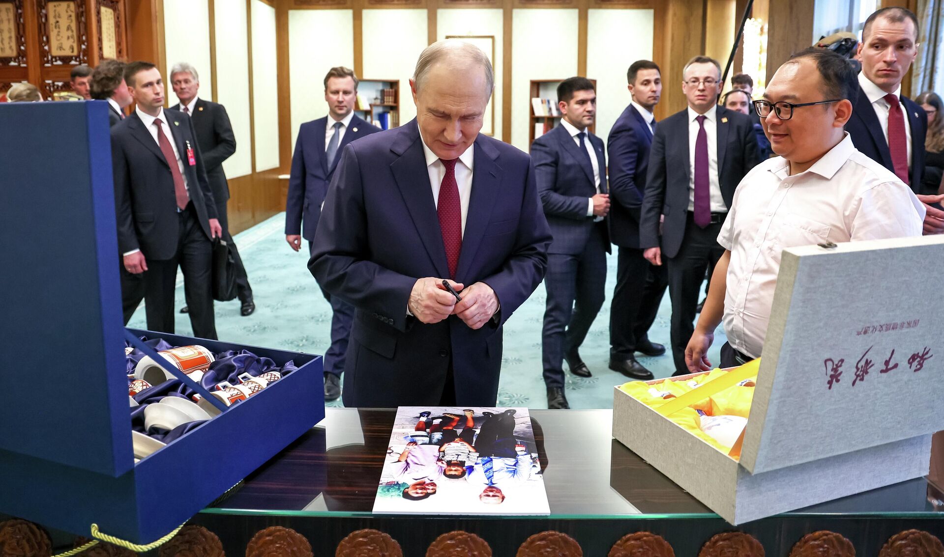 Президент РФ Владимир Путин и китайский инженер Пэн Пай - Sputnik Казахстан, 1920, 20.05.2026