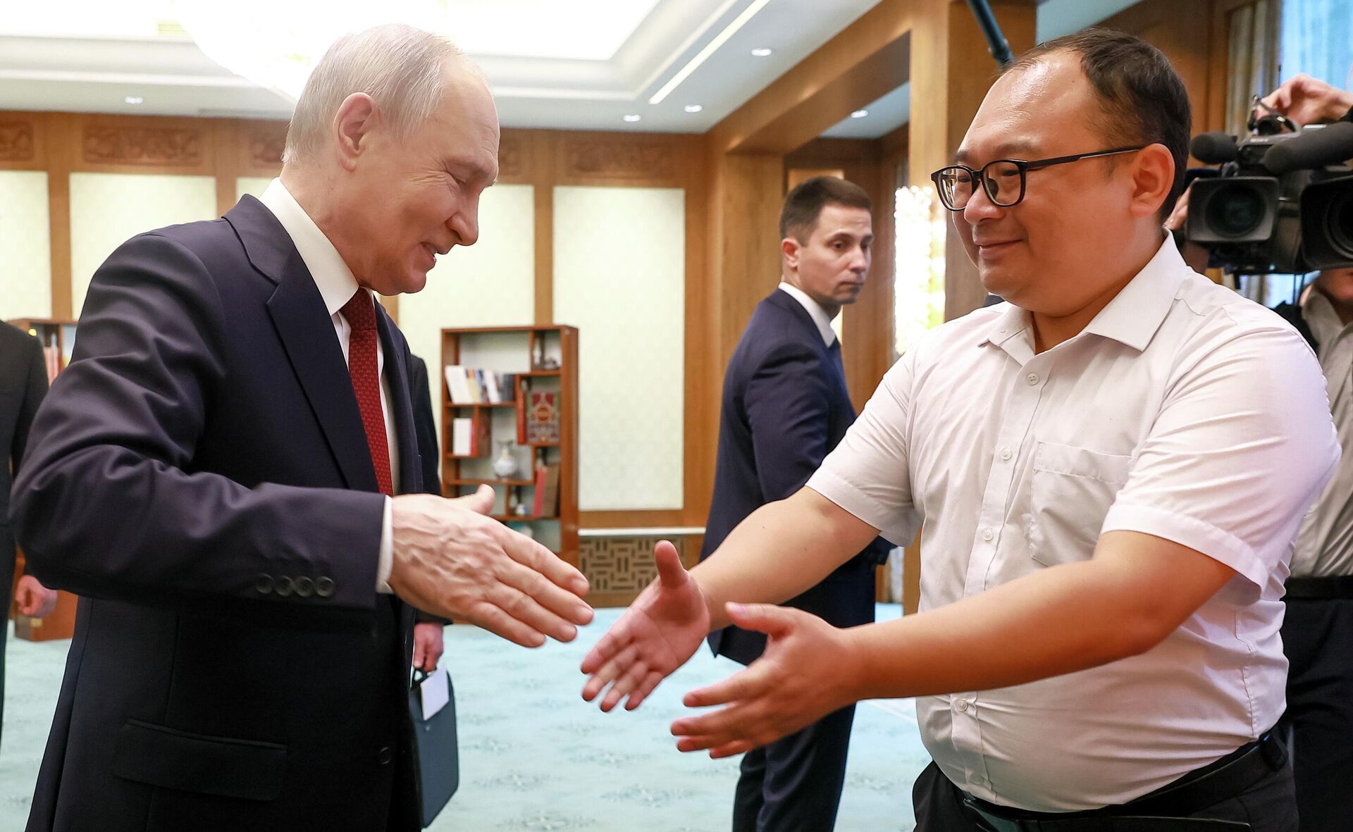 Президент РФ Владимир Путин и китайский инженер Пэн Пай - Sputnik Казахстан, 1920, 20.05.2026