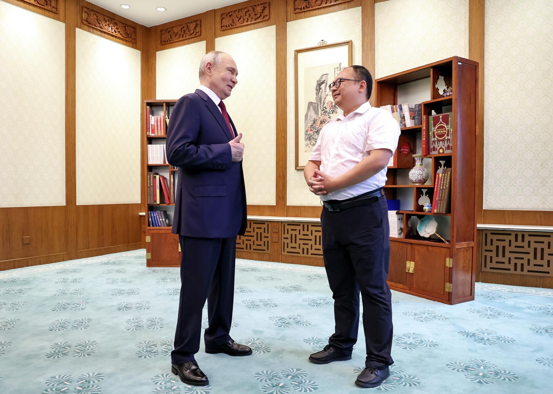 Президент РФ Владимир Путин и китайский инженер Пэн Пай - Sputnik Казахстан, 1920, 20.05.2026