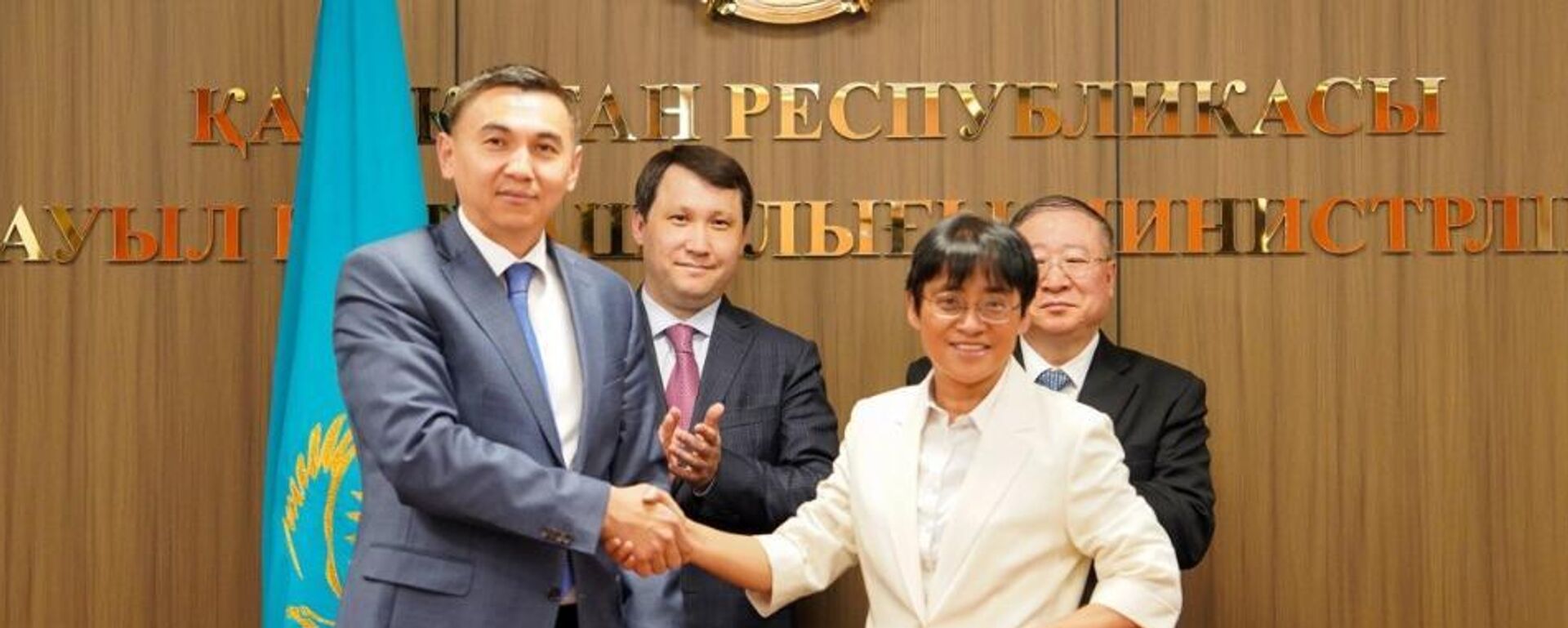 Вице-министр сельского хозяйства Казахстана Ермек Кенжеханұлы провел встречу с руководителем Госуправления по продовольствию и стратегическим резервам КНР Лю Хуаньсинем - Sputnik Казахстан, 1920, 21.05.2026