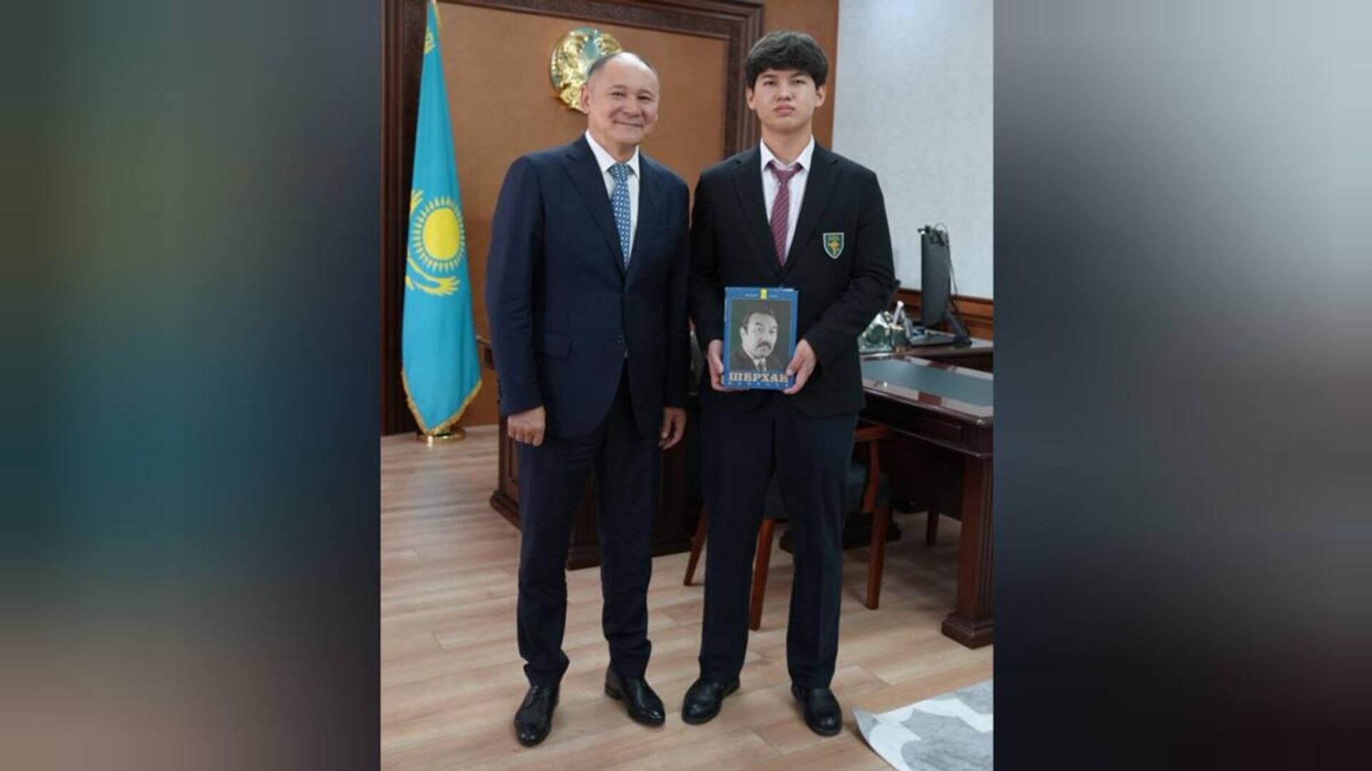 Түркістанда Әзербайжан туын жерден көтерген оқушыға құрмет көрсетілді - Sputnik Қазақстан, 1920, 23.05.2026