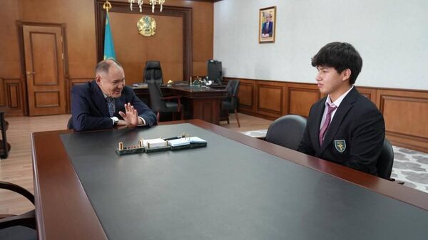 Түркістанда Әзербайжан туын жерден көтерген оқушыға құрмет көрсетілді - Sputnik Қазақстан