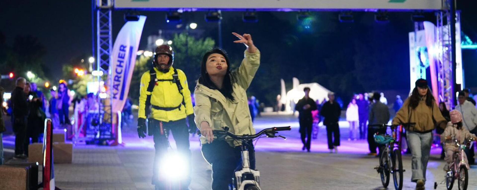 Алматыда алғаш рет Almaty Glow Ride атты ауқымды түнгі велошеру өтті. - Sputnik Қазақстан, 1920, 24.05.2026