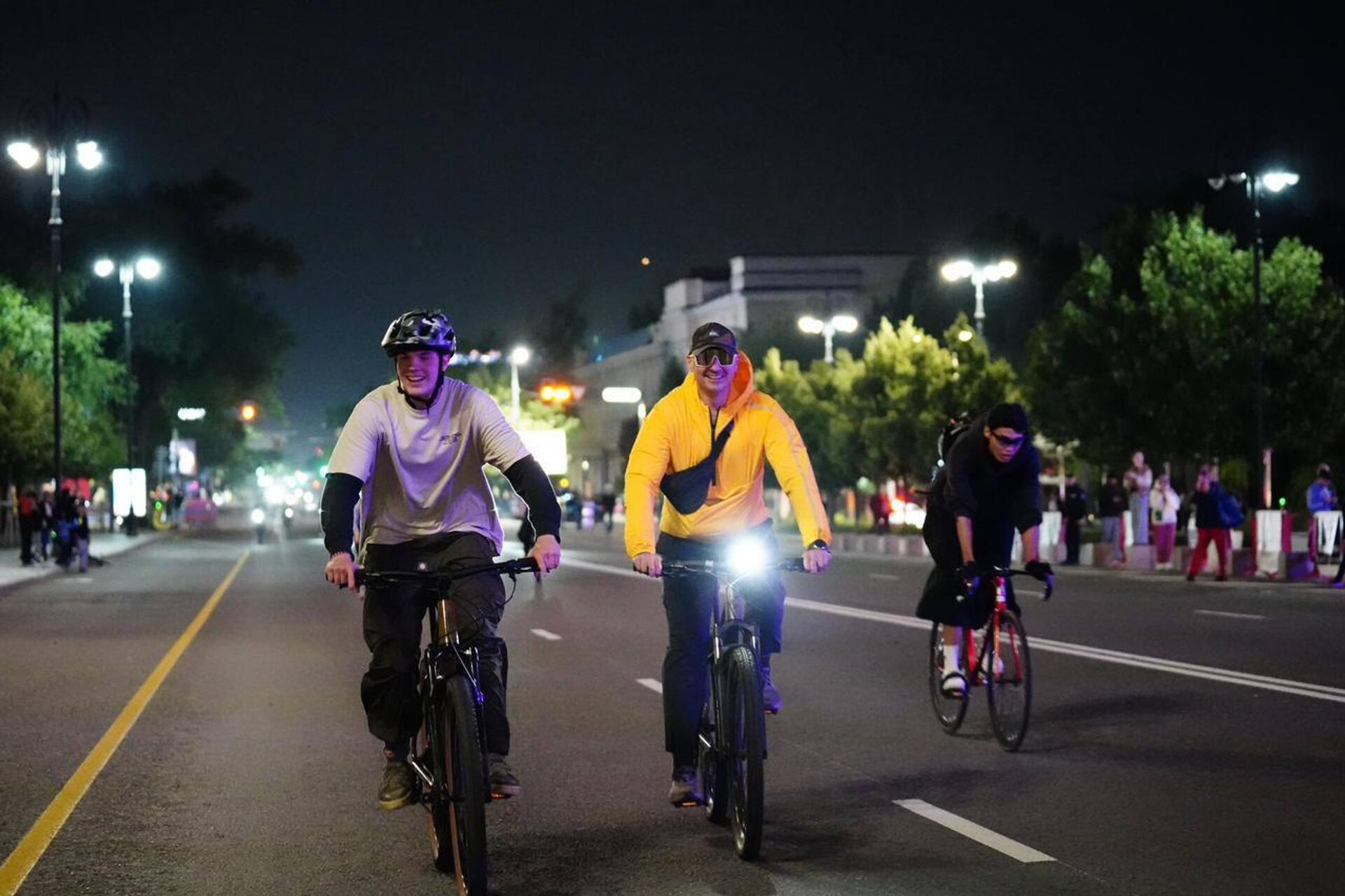 Алматыда алғаш рет Almaty Glow Ride атты ауқымды түнгі велошеру өтті. - Sputnik Қазақстан, 1920, 24.05.2026