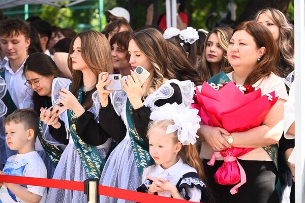 Последний звонок в школе-лицее №95 города Алматы Последний звонок в школе-лицее №95 города Алматы - Sputnik Казахстан