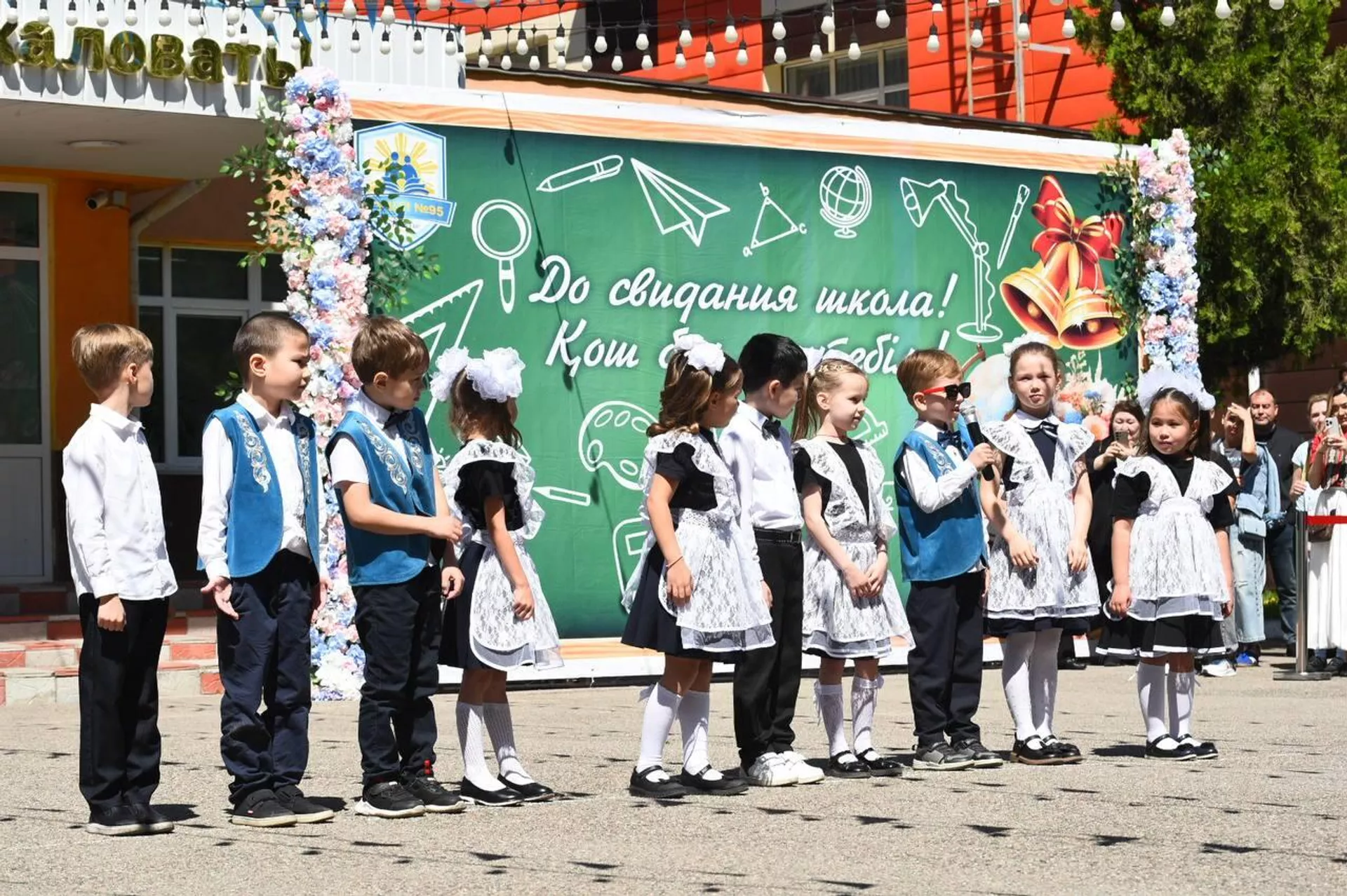 Последний звонок в школе-лицее №95 города Алматы Последний звонок в школе-лицее №95 города Алматы - Sputnik Казахстан, 1920, 25.05.2026