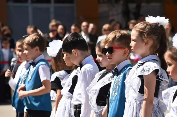 Последний звонок в школе-лицее №95 города Алматы Последний звонок в школе-лицее №95 города Алматы - Sputnik Казахстан