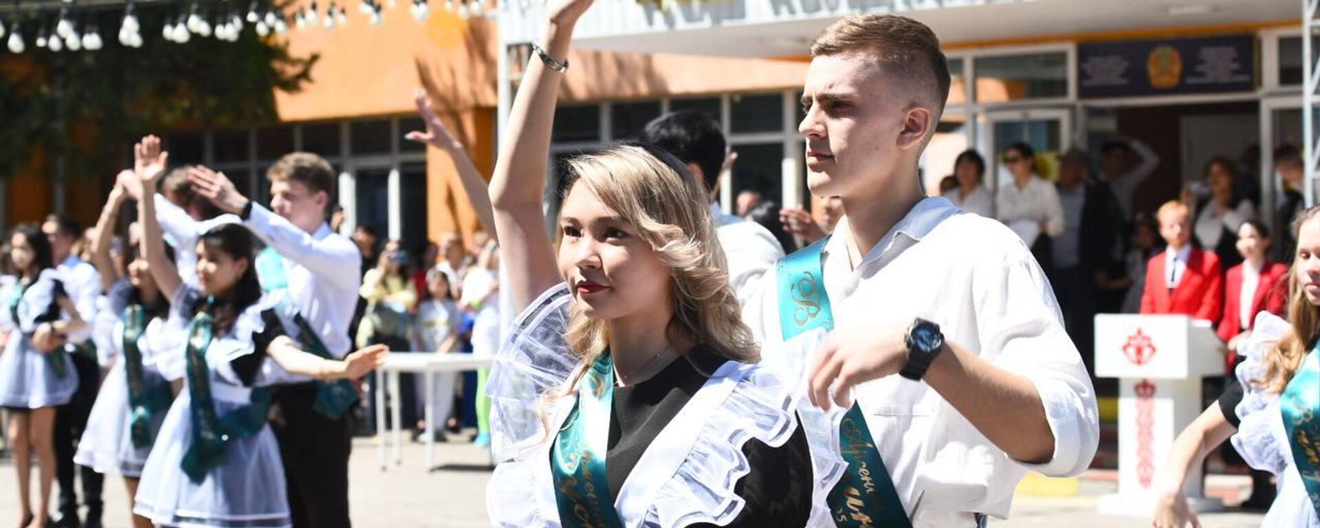 Последний звонок в школе-лицее №95 города Алматы - Sputnik Казахстан, 1920, 25.05.2026