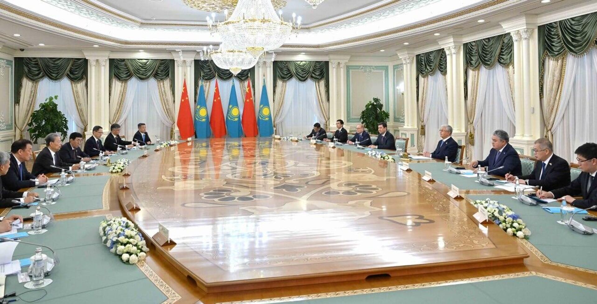 Касым-Жомарт Токаев  принял Председателя Постоянного комитета Всекитайского собрания народных представителей Чжао Лэцзи - Sputnik Казахстан, 1920, 26.05.2026