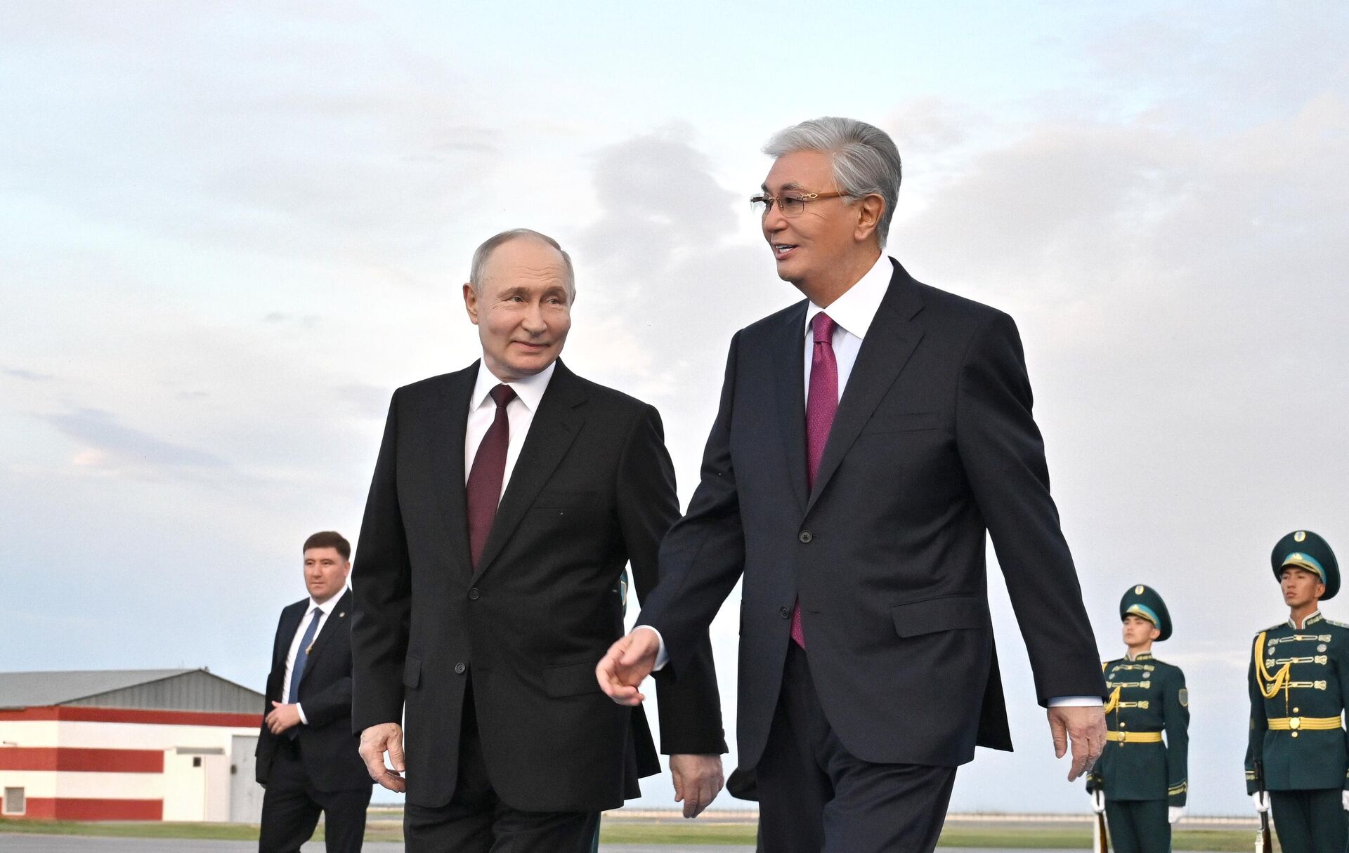 Владимир Путин и Касым-Жомарт Токаев - Sputnik Қазақстан, 1920, 27.05.2026