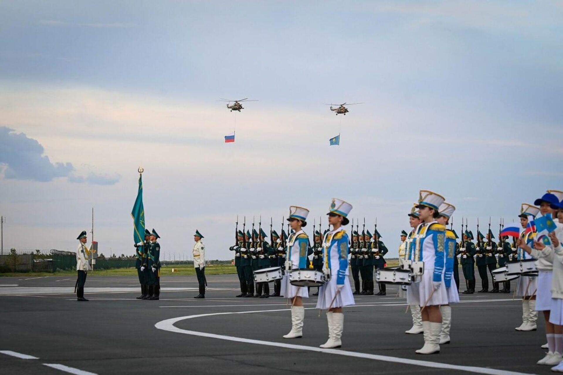 Владимира Путина встретил Касым-Жомарт Токаев в аэропорту Астаны Владимира Путина встретил Касым-Жомарт Токаев в аэропорту Астаны - Sputnik Казахстан, 1920, 27.05.2026