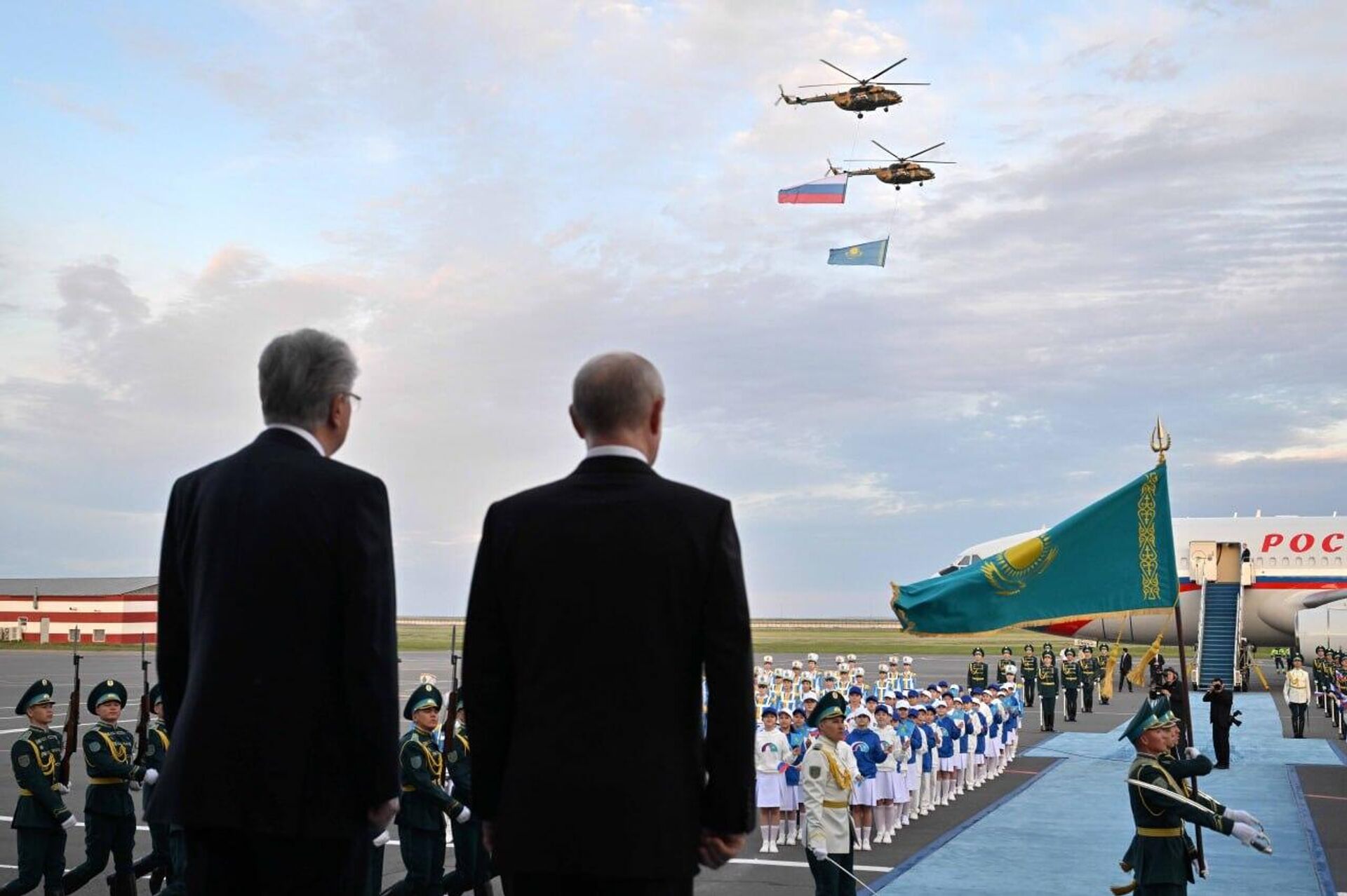 Владимира Путина встретил Касым-Жомарт Токаев в аэропорту Астаны Владимира Путина встретил Касым-Жомарт Токаев в аэропорту Астаны - Sputnik Казахстан, 1920, 27.05.2026
