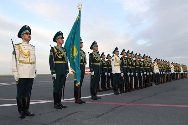 Қасым-Жомарт Тоқаев Владимир Путинді Астана әуежайында қарсы алды - Sputnik Қазақстан