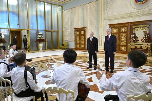 Қасым-Жомарт Тоқаев Владимир Путинді Астана әуежайында қарсы алды - Sputnik Қазақстан