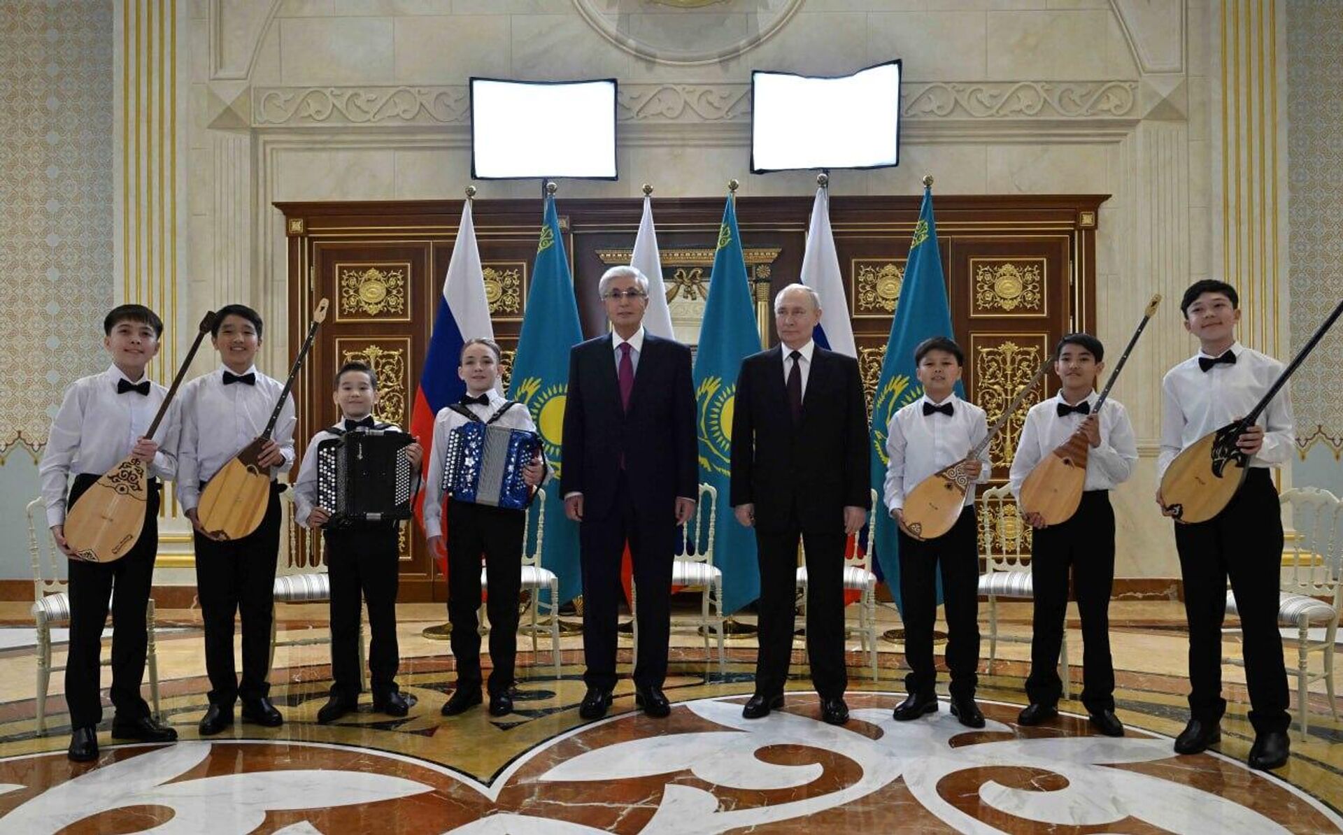 Владимира Путина встретил Касым-Жомарт Токаев в аэропорту Астаны Владимира Путина встретил Касым-Жомарт Токаев в аэропорту Астаны - Sputnik Казахстан, 1920, 27.05.2026