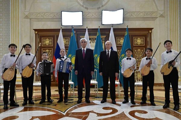 Қасым-Жомарт Тоқаев Владимир Путинді Астана әуежайында қарсы алды - Sputnik Қазақстан