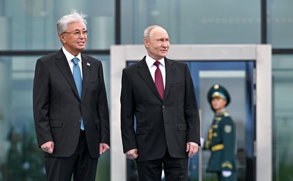 Российско-казахстанские переговоры 28 мая во Дворце Независимости в столице страны начались после церемонии официальной встречи двух лидеров и членов делегаций.На фото: Касым-Жомарт Токаев и Владимир Путин на церемонии официальной встречи в Астане. - Sputnik Казахстан
