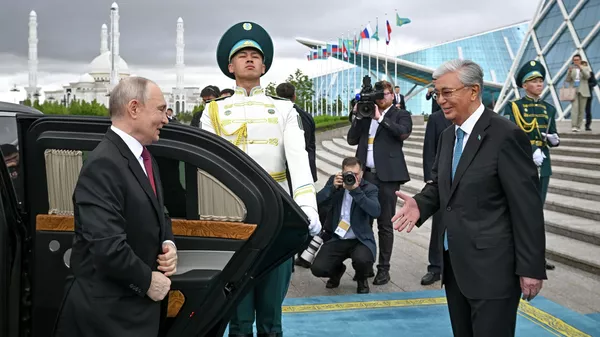  Владимир Путин и Касым-Жомарт Токаев на церемонии официальной встречи в Астане - Sputnik Казахстан