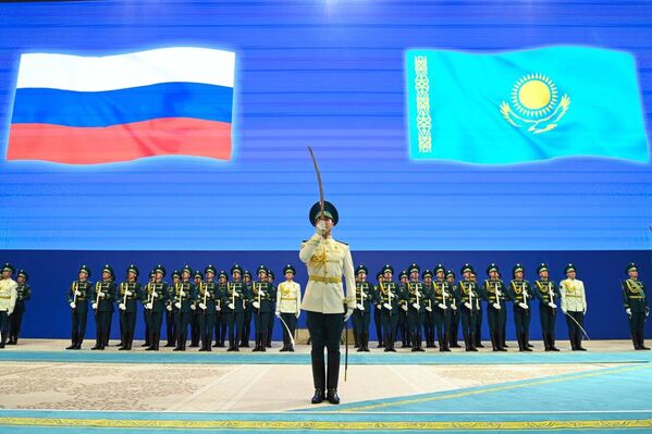 Среди подписанных в ходе госвизита Межправительственных соглашений — расширение партнерства в нефтяной отрасли и реализация проекта по строительству казахстанской АЭС "Балхаш", для которой Россия предоставит государственный экспортный кредит. Также были достигнуты договорённости о валютном свопе и другие. - Sputnik Казахстан