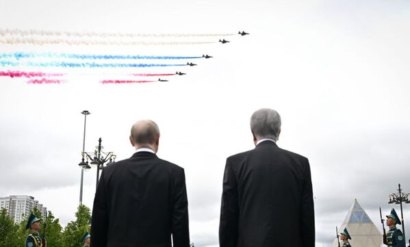 Ранее пресс-секретарь российского лидера Дмитрий Песков пояснял представителям СМИ, что это свидетельствует об "очень высоком уровне отношений" между двумя странами.На фото: церемония официальной встречи Президента Российской Федерации Владимира Путина в Астане. - Sputnik Казахстан