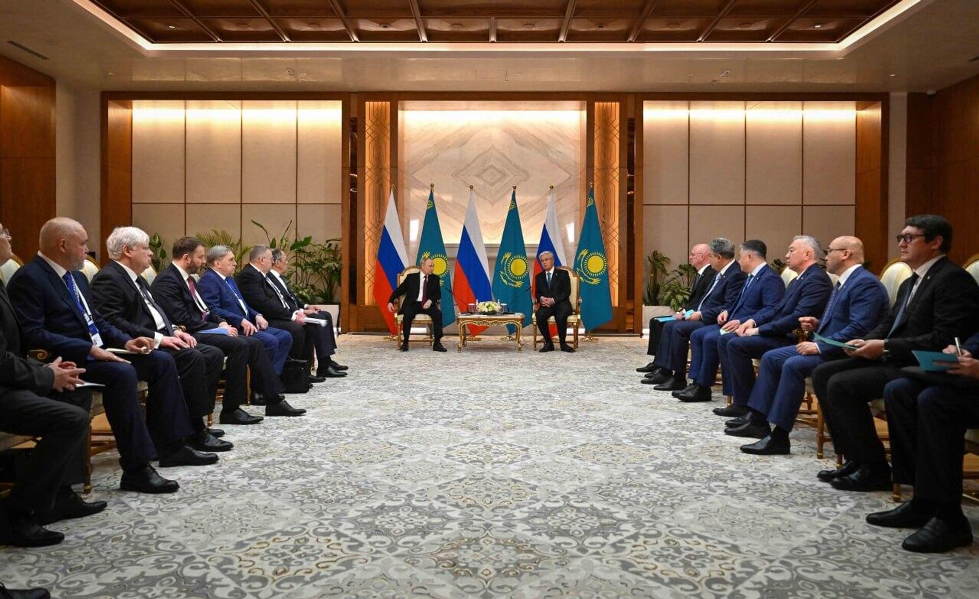 Қазақстан мен Ресей президенттері шағын құрамда келіссөз жүргізді - Sputnik Қазақстан, 1920, 28.05.2026