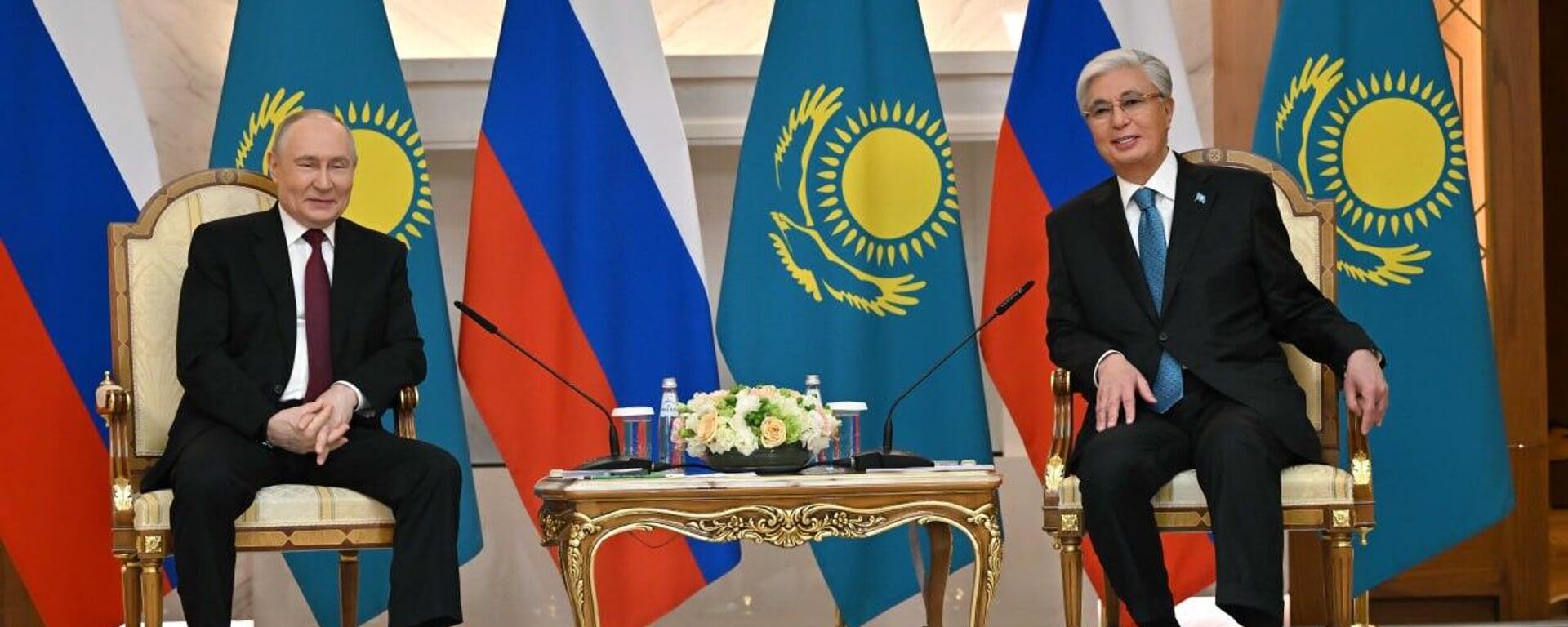 Қазақстан мен Ресей президенттері шағын құрамда келіссөз жүргізді - Sputnik Қазақстан, 1920, 28.05.2026