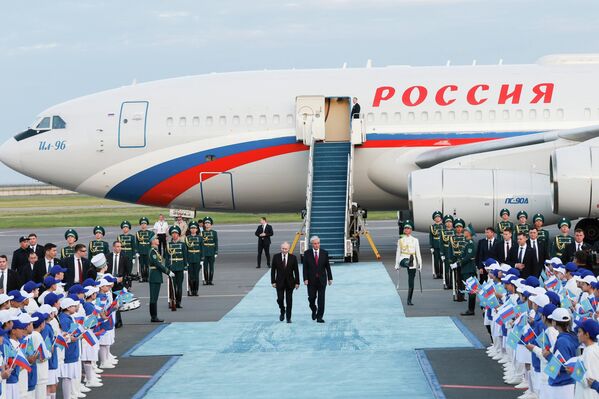 Владимир Путин приехал в Казахстан уже со вторым государственным визитом в течение его текущего президентского срока.На фото: Владимир Путин и президент Казахстана Касым-Жомарт Токаев (справа) во время встречи в международном аэропорту имени Нурсултана Назарбаева в Астане. - Sputnik Казахстан