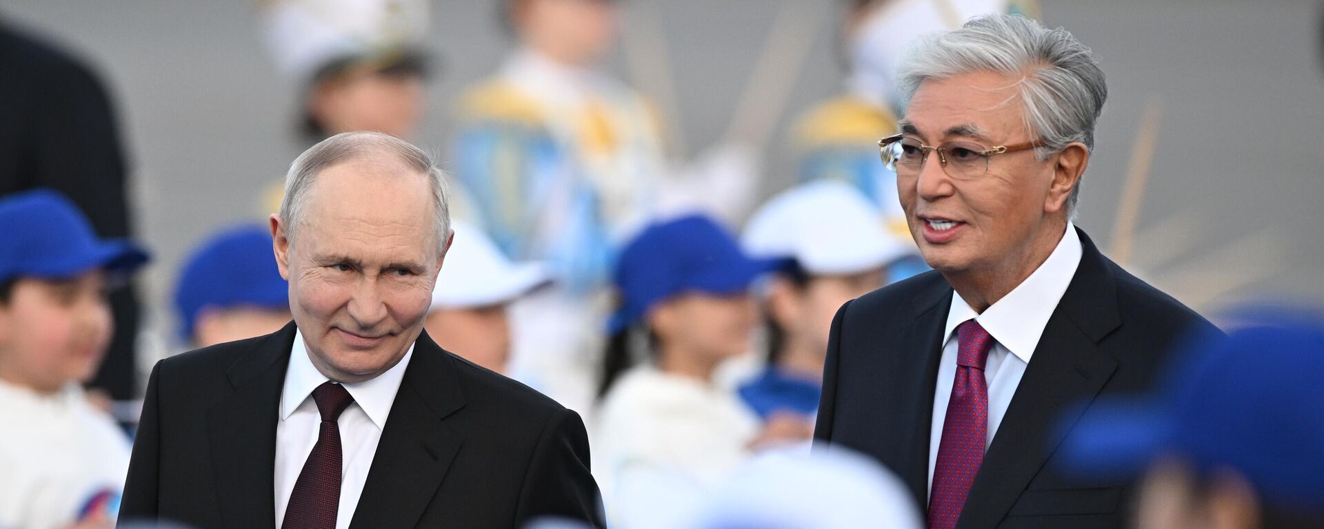 Президент РФ Владимир Путин и президент Казахстана Касым-Жомарт Токаев во время встречи в международном аэропорту имени Нурсултана Назарбаева в Астане - Sputnik Казахстан, 1920, 30.05.2026