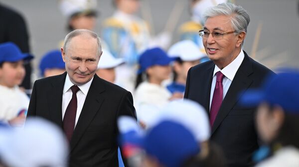 Президент РФ Владимир Путин и президент Казахстана Касым-Жомарт Токаев во время встречи в международном аэропорту имени Нурсултана Назарбаева в Астане - Sputnik Казахстан
