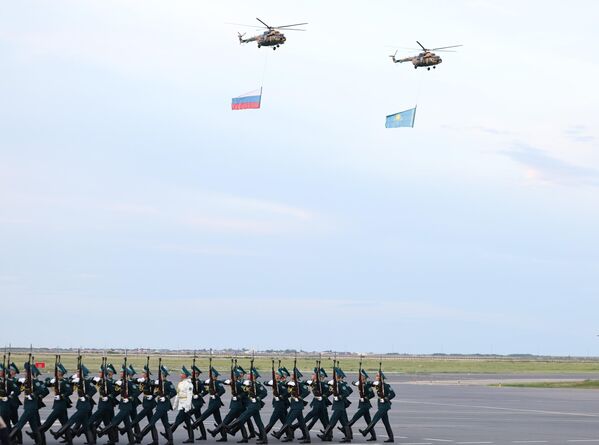 Визит и, в частности, встреча российского президента в Астане, были достаточно зрелищными. На фото: церемония встречи президента РФ Владимира Путина в международном аэропорту имени Нурсултана Назарбаева в Астане. - Sputnik Казахстан