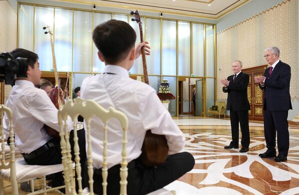 Путин выразил особую благодарность Токаеву за выдвинутую им инициативу по созданию международной организации, занимающейся вопросами русского языка.На фото: президент РФ Владимир Путин и президент Казахстана Касым-Жомарт Токаев во время встречи в международном аэропорту имени Нурсултана Назарбаева в Астане. - Sputnik Казахстан