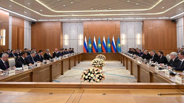 Қасым-Жомарт Тоқаев пен Владимир Путин келіссөздерді ресми делегация мүшелерінің қатысуымен кеңейтілген құрамда жалғастырды - Sputnik Қазақстан