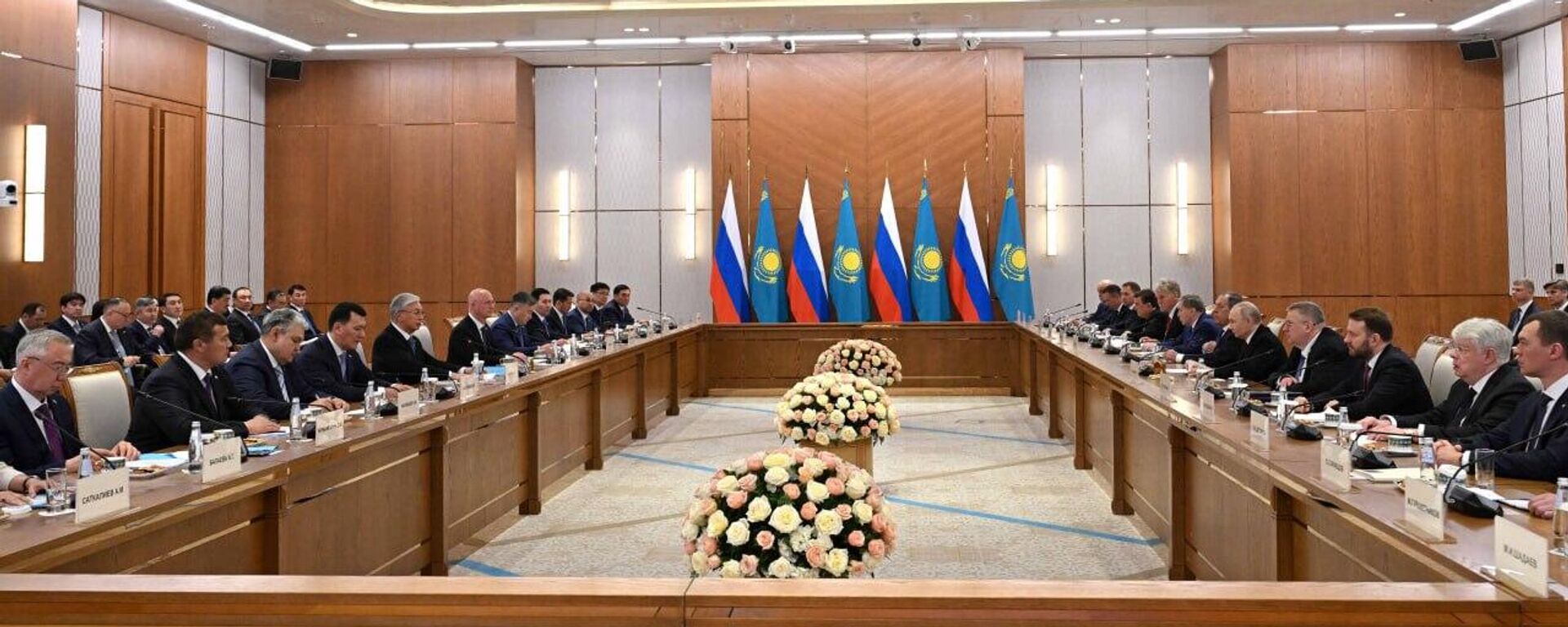 Қасым-Жомарт Тоқаев пен Владимир Путин келіссөздерді ресми делегация мүшелерінің қатысуымен кеңейтілген құрамда жалғастырды - Sputnik Қазақстан, 1920, 28.05.2026