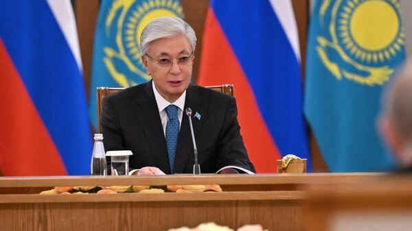 Қасым-Жомарт Тоқаев пен Владимир Путин келіссөздерді ресми делегация мүшелерінің қатысуымен кеңейтілген құрамда жалғастырды - Sputnik Қазақстан