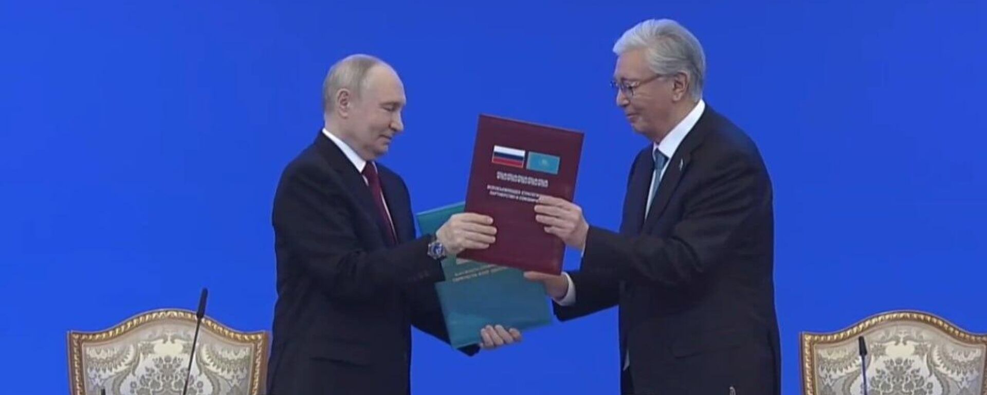 Владимир Путин и Касым-Жомарт Токаев  подписали Соглашение о  строительстве АЭС в Казахстане - Sputnik Казахстан, 1920, 28.05.2026