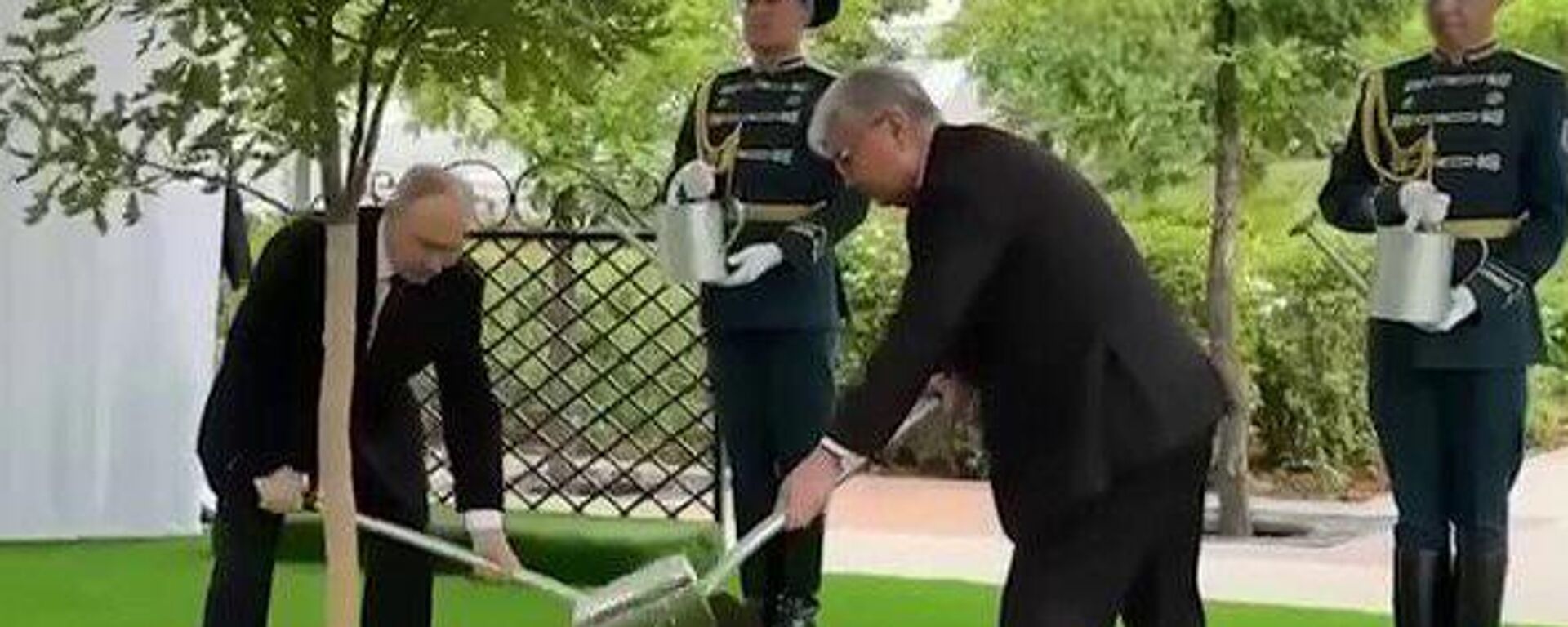 Путин и Токаев посадили дерево на Аллее вечной дружбы России и Казахстана - Sputnik Қазақстан, 1920, 28.05.2026