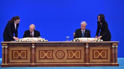 Касым-Жомарт Токаев и Владимир Путин подписывают Совместное заявление