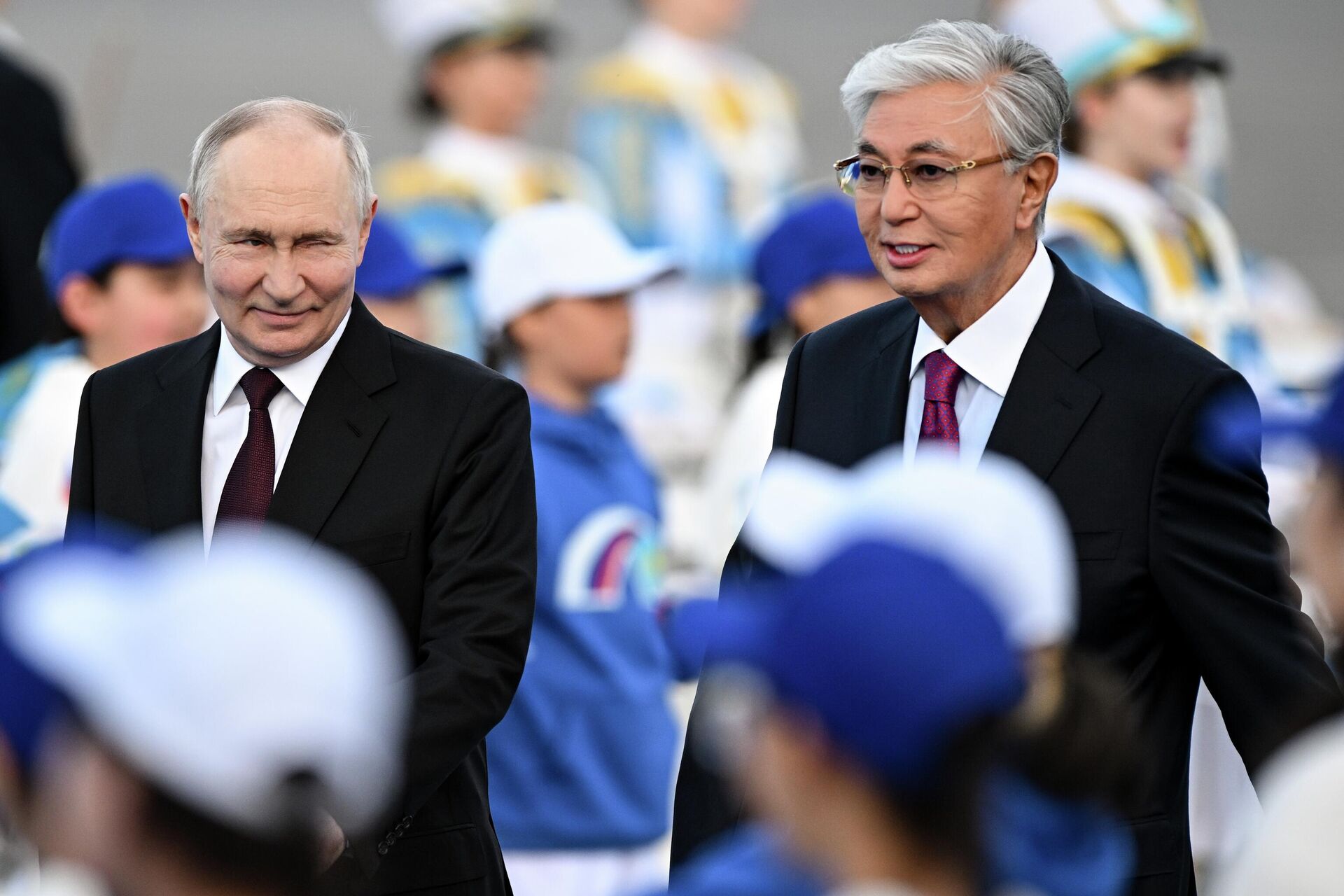  Президент РФ Владимир Путин и президент Казахстана Касым-Жомарт Токаев (справа) во время встречи в международном аэропорту имени Нурсултана Назарбаева в Астане, Казахстан - Sputnik Казахстан, 1920, 01.06.2026