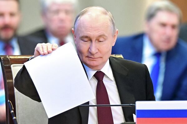 Также Россия и Казахстан обменялись подписанными заранее документами, которые охватывают сотрудничество двух стран в различных сферах.На фото: Владимир Путин во Дворце Независимости в Астане на заседании Высшего Евразийского экономического совета в расширенном составе. - Sputnik Казахстан